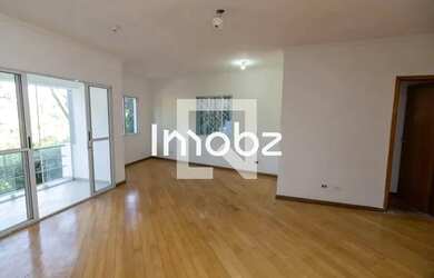 Imagem: A casa possui 3 Dormitórios, 5 Banheiros, 4 Vagas na garagem