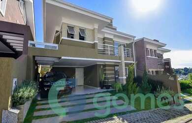 Imagem: A casa possui 3 Dormitórios, 4 Banheiros, 2 Vagas na garagem