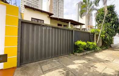 Imagem: A casa possui 5 Dormitórios, 5 Banheiros, 4 Vagas na garagem