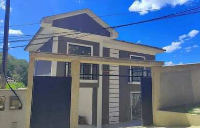 Imagem: A casa possui 3 Dormitórios, 3 Banheiros, 4 Vagas na garagem