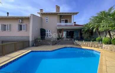 Imagem: A casa possui 3 Dormitórios, 4 Banheiros, 5 Vagas na garagem