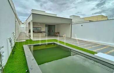 Imagem: A casa possui 2 Dormitórios, 2 Banheiros, 3 Vagas na garagem