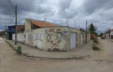 Imagem: A casa possui 2 Dormitórios, 1 Banheiro, 2 Vagas na garagem