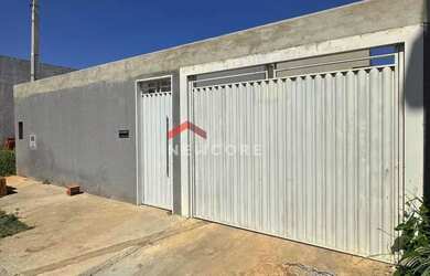 Imagem: A casa possui 2 Dormitórios, 1 Banheiro, 2 Vagas na garagem