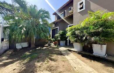 Imagem: A casa possui 3 Dormitórios, 4 Banheiros, 4 Vagas na garagem