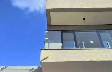 Imagem: A casa possui 3 Dormitórios, 3 Banheiros, 4 Vagas na garagem