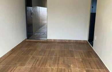 Imagem: A casa possui 3 Dormitórios, 2 Banheiros, 2 Vagas na garagem