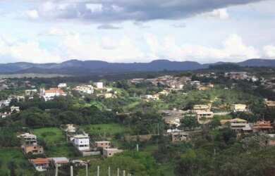 Imagem: O terreno e possui Dormitórios, Suítes, Banheiros está