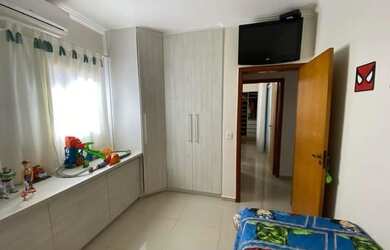 Imagem: A casa possui 3 Dormitórios, 2 Banheiros, 4 Vagas na garagem