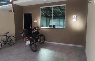 Imagem: A casa possui 2 Dormitórios, 1 Banheiro, 2 Vagas na garagem