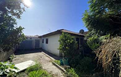 Imagem: A casa possui 2 Dormitórios, 1 Banheiro, 2 Vagas na garagem