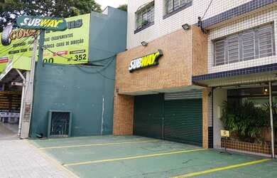 Imagem: O depósito possui 2 Vagas na garagem, 110m² de Área e está