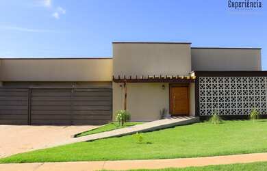 Imagem: A casa possui 4 Dormitórios, 4 Vagas na garagem e está localizado