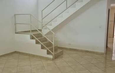 Imagem: A casa possui 3 Dormitórios, 1 Banheiro, 2 Vagas na garagem