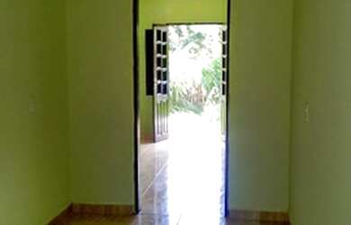 Imagem: A casa possui 2 Dormitórios, 1 Banheiro, 2 Vagas na garagem