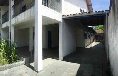 Imagem: A casa possui 3 Banheiros, 5 Vagas na garagem e 300m² de Área