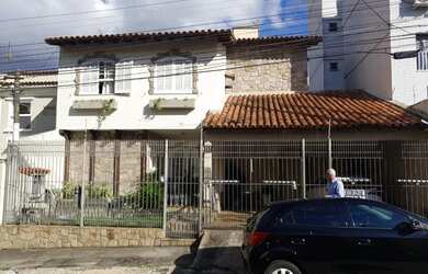 Imagem: A casa possui 5 Dormitórios, 3 Banheiros, 2 Vagas na garagem