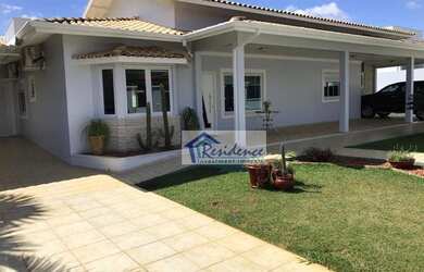 Imagem: A casa em condomínio possui 4 Dormitórios, 3 Banheiros, 600m²