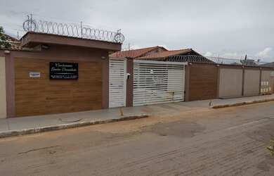 Imagem: A casa em condomínio possui 3 Dormitórios, 2 Banheiros, 2