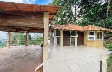 Imagem: A casa possui 2 Dormitórios, 2 Banheiros, 2 Vagas na garagem