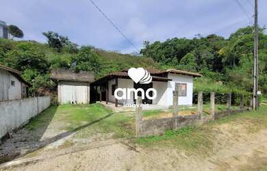 Imagem: A casa possui 3 Dormitórios, 1 Banheiro, 1 Vaga na garagem