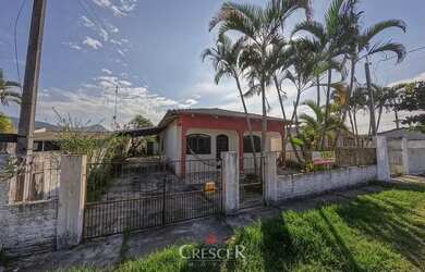 Imagem: A casa possui 3 Dormitórios, 2 Banheiros, 2 Vagas na garagem