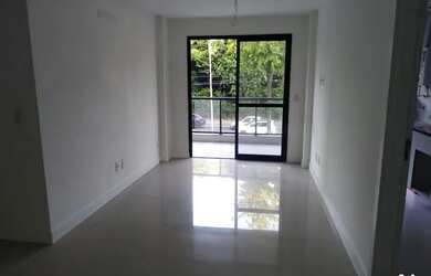 Imagem: O apartamento possui 3 Dormitórios, 1 Banheiro, 1 Vaga na garagem