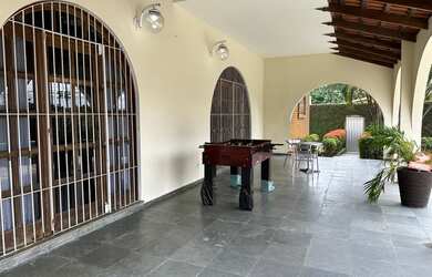 Imagem: A casa possui 5 Dormitórios, 5 Banheiros, 5 Vagas na garagem