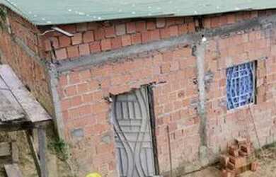 Imagem: A casa possui 2 Dormitórios e 1 Banheiro e está localizado