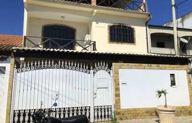 Imagem: A casa possui 3 Dormitórios, 4 Banheiros, 3 Vagas na garagem