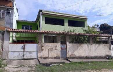 Imagem: A casa possui 3 Dormitórios, 2 Banheiros, 3 Vagas na garagem