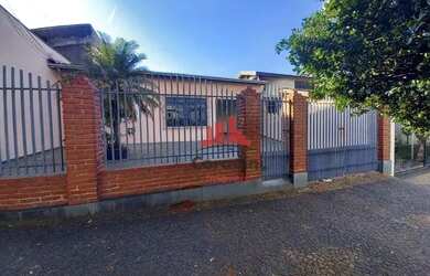 Imagem: A casa possui 3 Dormitórios, 1 Banheiro, 4 Vagas na garagem