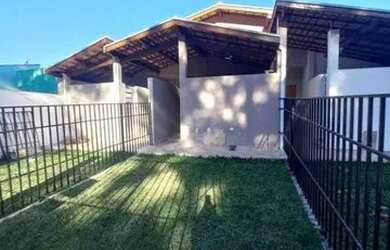 Imagem: A casa possui 2 Dormitórios, 2 Banheiros, 2 Vagas na garagem