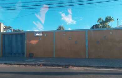 Imagem: A casa possui 4 Dormitórios, 2 Banheiros, 5 Vagas na garagem