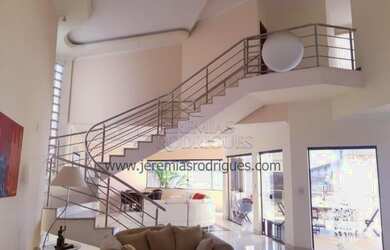 Imagem: A casa possui 4 Dormitórios, 3 Banheiros, 5 Vagas na garagem