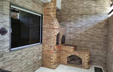 Imagem: A casa possui 2 Dormitórios, 3 Banheiros, 3 Vagas na garagem