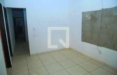 Imagem: A casa possui 3 Dormitórios, 1 Banheiro, 2 Vagas na garagem