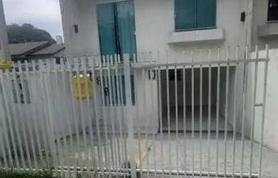 Imagem: A casa possui 3 Dormitórios, 3 Banheiros, 2 Vagas na garagem