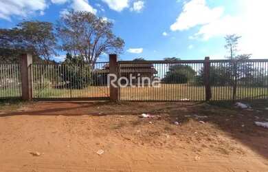 Imagem: A casa possui 4 Dormitórios, 3 Banheiros, 5 Vagas na garagem