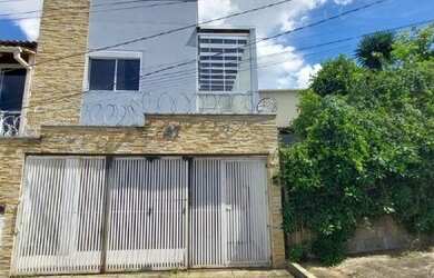 Imagem: A casa possui 3 Dormitórios, 2 Banheiros, 2 Vagas na garagem