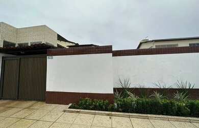 Imagem: A casa possui 3 Dormitórios, 2 Banheiros, 2 Vagas na garagem