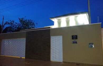 Imagem: A casa possui 4 Dormitórios, 5 Banheiros, 2 Vagas na garagem