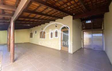 Imagem: A casa possui 3 Dormitórios, 1 Banheiro, 5 Vagas na garagem