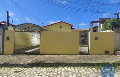 Imagem: A casa possui 3 Dormitórios, 2 Banheiros, 1 Vaga na garagem