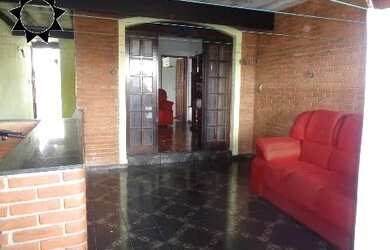 Imagem: A casa possui 3 Dormitórios, 1 Banheiro, 2 Vagas na garagem