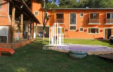 Imagem: A casa possui 3 Dormitórios, 4 Banheiros, 4 Vagas na garagem