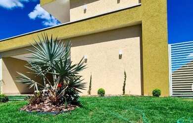 Imagem: A casa possui 4 Dormitórios, 5 Banheiros, 2 Vagas na garagem