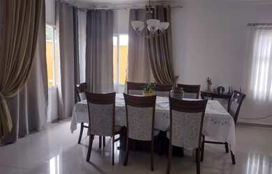 Imagem: A casa possui 5 Dormitórios, 1 Banheiro, 4 Vagas na garagem