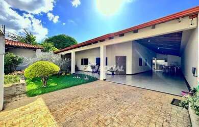 Imagem: A casa possui 3 Dormitórios, 3 Banheiros, 4 Vagas na garagem