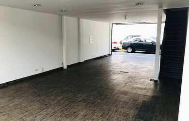 Imagem: O depósito possui 5 Vagas na garagem, 100m² de Área e está